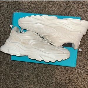 New never wore Fashion Cream shoes